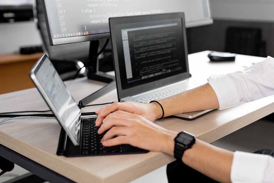 Dozent für Unterrichtsplanung und individuelle Betreuung in Programmierkursen bei Qelvoranixtkmz