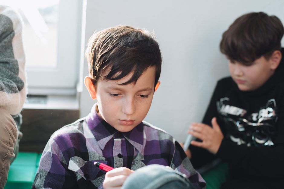 Teilnehmende arbeiten an Aufgaben und Code-Beispielen